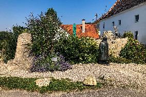Putim, village, stone, statue, soldier, Svejk