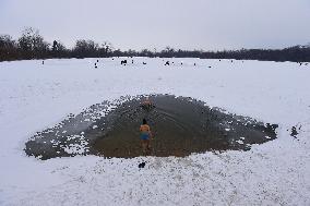 Winter swimmers, cold water, Lake Podebrady near Olomouc, ice skating, hockey, winter, hobbies