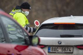 Police control, policemen, car, road, way, Kosov, epidemic restrictions