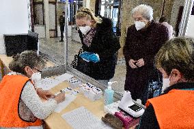 large-capacity vaccination center in Hodonin, vaccine, covid-19, coronavirus, people, seniors