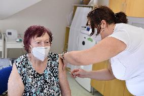 vaccination, vaccine, covid-19, coronavirus, people, seniors