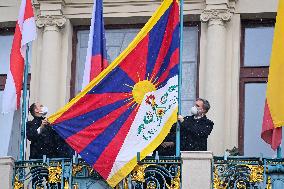 Prague City Hall raises Tibetan  flag