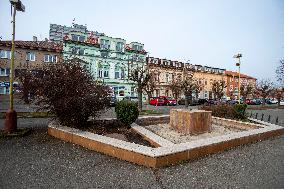 Komensky Square, Dobris