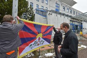 The Karlovy Vary Region office raises Tibetan  flag