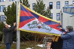 The Karlovy Vary Region office raises Tibetan  flag