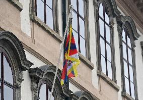 Prague City Hall raises Tibetan  flag