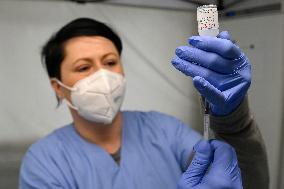 vaccination centre in Dobrichovice, health worker, vaccine MODERNA