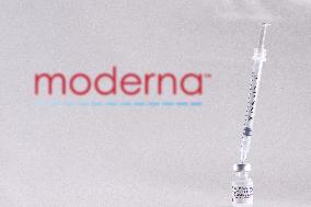 Vaccine,  Moderna, syringe.