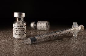 Vaccine, Comirnaty, Pfizer, syringe.