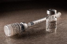 Vaccine, Comirnaty, Pfizer, syringe.
