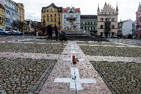 Masarykovo Square, Decin, memorial, little white cross, victims, coronavirus, covid-19