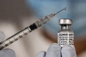Vaccine, Comirnaty, Pfizer, syringe, medic.