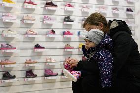 Shops with child clothing and shoes, reopening, shopping, shop Prague, Dejvice