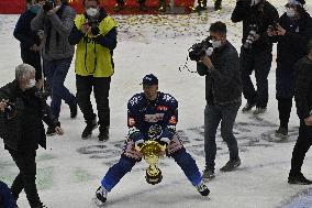 Tomas Plekanec, players of Rytiri Kladno Team (Knights of Kladno), winner, return to Extra League