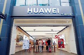 5g Smart Products in Huawei Store