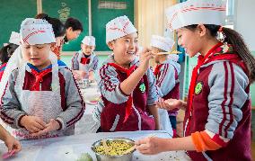 Pupils Make Dumplings  Meet The Beginning Of Winter