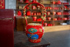 Intangible Cultural Heritage Mud Gold Color Lacquer Handicraft