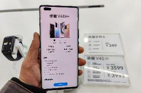 Honor model V40