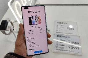 Honor model V40