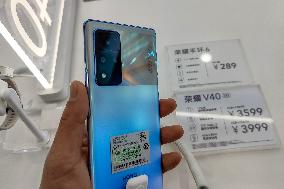 Honor model V40