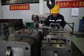 China Total Economic Output Exceeded 100 Trillion Yuan