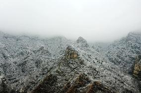 SnoCovers Mist-shrouded Baihua Mountain in Beijing