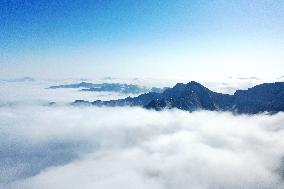 SnoCovers Mist-shrouded Baihua Mountain in Beijing