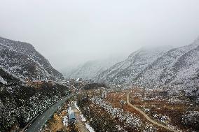 SnoCovers Mist-shrouded Baihua Mountain in Beijing