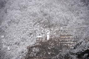 SnoCovers Mist-shrouded Baihua Mountain in Beijing