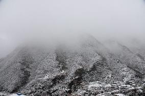 SnoCovers Mist-shrouded Baihua Mountain in Beijing