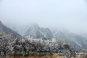 SnoCovers Mist-shrouded Baihua Mountain in Beijing