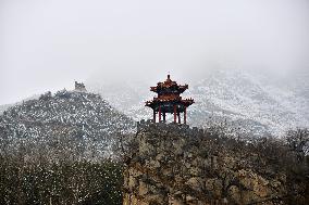 SnoCovers Mist-shrouded Baihua Mountain in Beijing