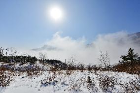 SnoCovers Mist-shrouded Baihua Mountain in Beijing