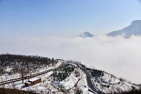 SnoCovers Mist-shrouded Baihua Mountain in Beijing