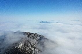 SnoCovers Mist-shrouded Baihua Mountain in Beijing