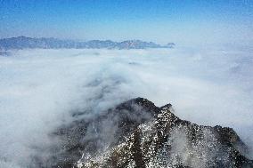 SnoCovers Mist-shrouded Baihua Mountain in Beijing