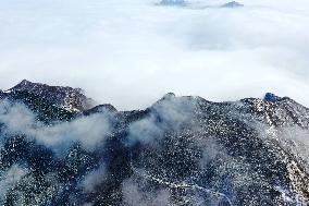 SnoCovers Mist-shrouded Baihua Mountain in Beijing