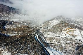 SnoCovers Mist-shrouded Baihua Mountain in Beijing