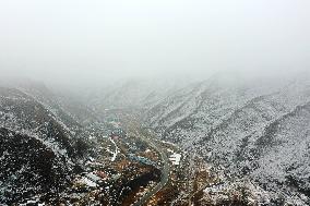 SnoCovers Mist-shrouded Baihua Mountain in Beijing