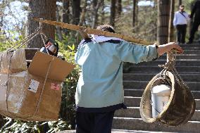 Huangshan Mountain Picker