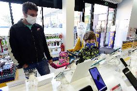 DATART electronics retailer chain, customer, sales manager, face mask, smartphone, children