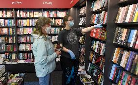 Shop with books, bookshop, customer, sales manager, face mask, Kanzelsberger