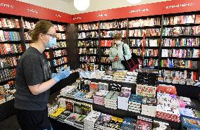 Shop with books, bookshop, customer, sales manager, face mask, Kanzelsberger