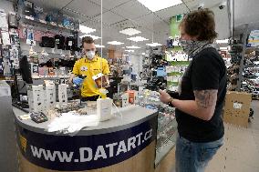 DATART electronics retailer chain, customer, sales manager, face mask