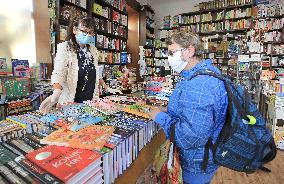 Shop with books, bookshop, customer, sales manager, face mask
