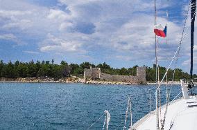 sailing yacht, cruising, cruiser, sea, Czech flag, a ruin on Vir island