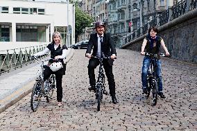 electric bike, electric powered bicycle, e-bike, cyclist, man, suit, woman, cyclists