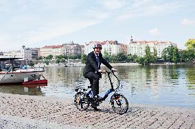 electric bike, electric powered bicycle, e-bike, cyclist, man, suit, Vltava river