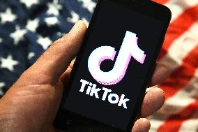 TikTok, social networking service, mobile application, app, flag, USA