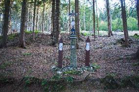 Wayside cross, Totenbrett rememberance boards for a died man